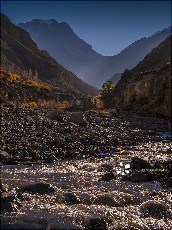 尼泊尔木斯塘安娜普尔纳山脉卡格贝尼村附近的冰碛和流水图片素材