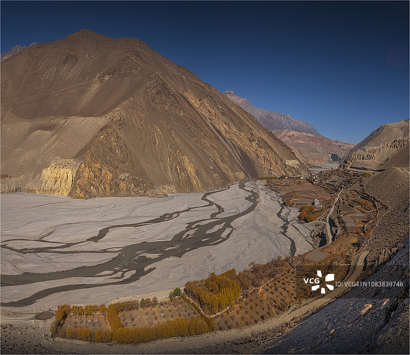 尼泊尔木斯塘安娜普尔纳山脉，卡格贝尼村附近的冰川莫雷恩景观图片素材