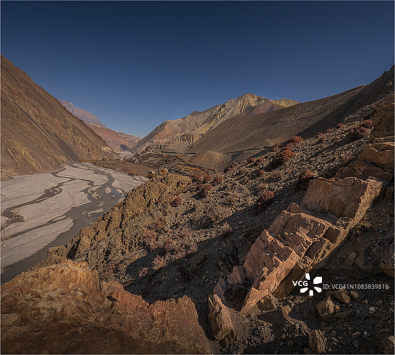 尼泊尔木斯塘安娜普尔纳山脉，卡格贝尼村附近的冰川莫雷恩景观图片素材