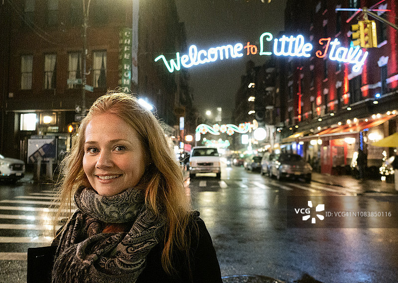在纽约市的莫尔伯里街旁边的女人图片素材