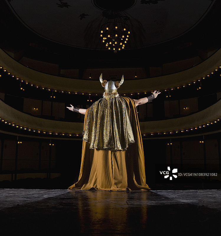 晚上站在灯光下的女人图片素材