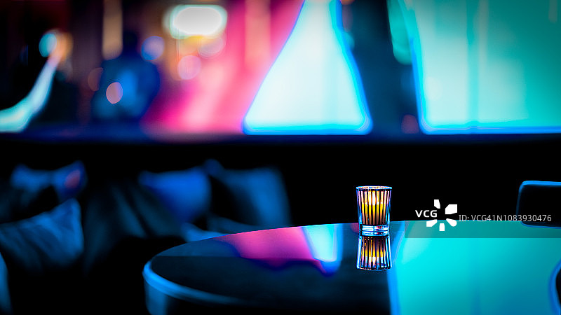 夜总会酒吧场景：抽象夜生活、蜡烛和餐桌图片素材