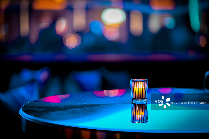夜总会酒吧场景：抽象夜生活、蜡烛和餐桌图片素材