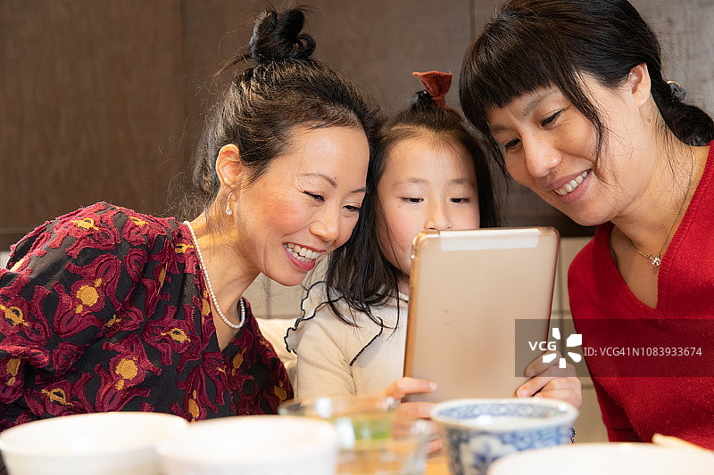 儿童使用平板电脑图片素材