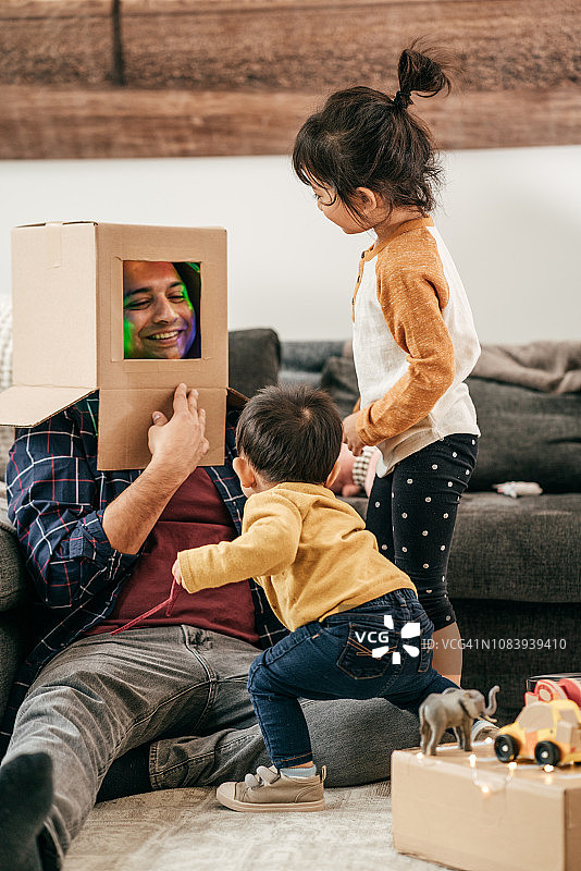 温馨的家庭夜晚，孩子和父母图片素材