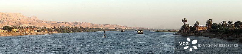 从卢克索到阿斯旺的尼罗河全景：船只与游轮图片素材