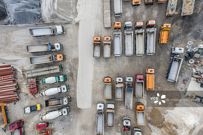 停放在大型停车场的卡车等车辆图片素材