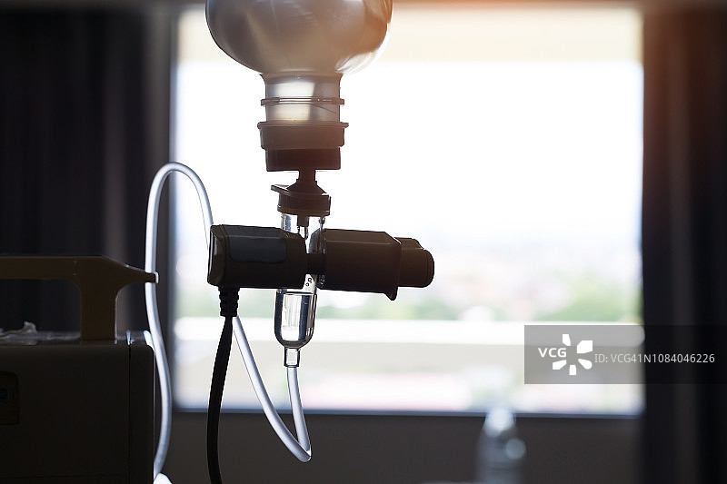 医院病房内的输液瓶和盐水袋图片素材