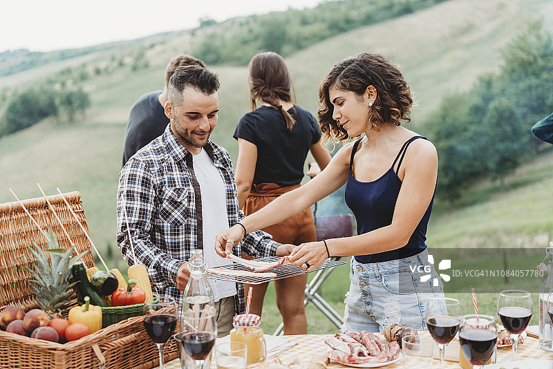 和朋友一起准备烧烤图片素材