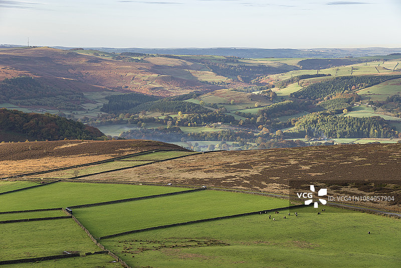 从英格兰德比郡峰区斯坦纳奇边缘看到的景色图片素材