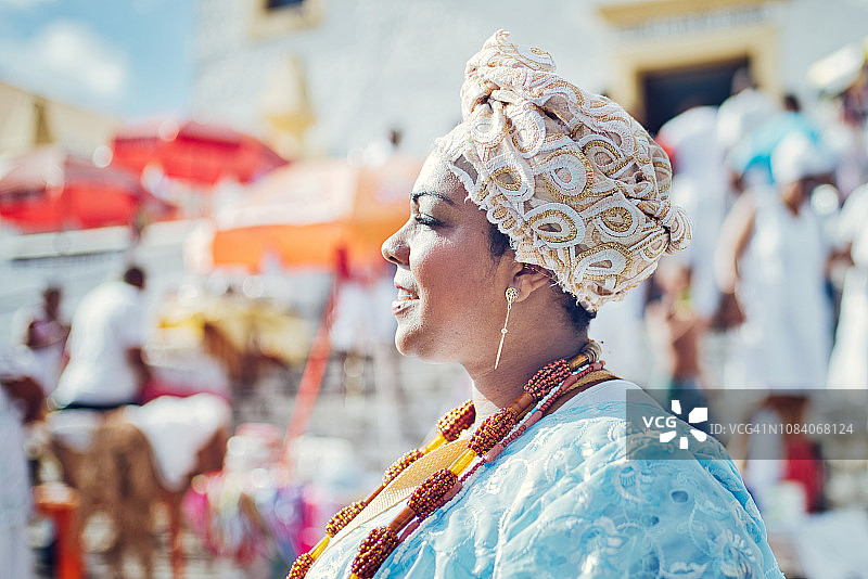 萨尔瓦多教堂前的传统服装巴伊亚纳图片素材