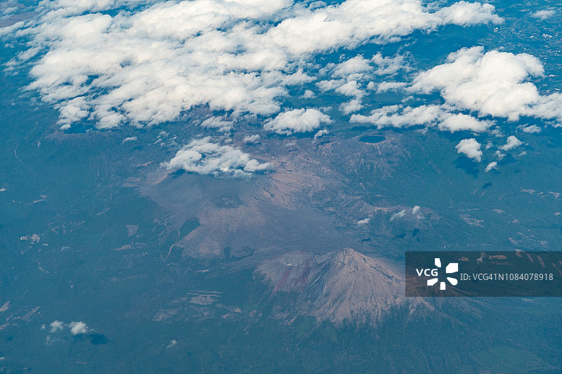 日本鹿儿岛县雾岛山白天飞机俯瞰图图片素材