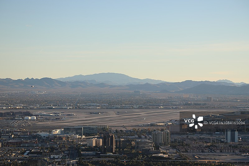 麦卡伦国际机场跑道远景图片素材