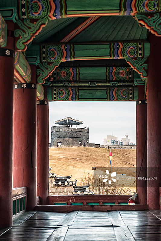 透过韩国传统建筑走廊看到的观景台图片素材