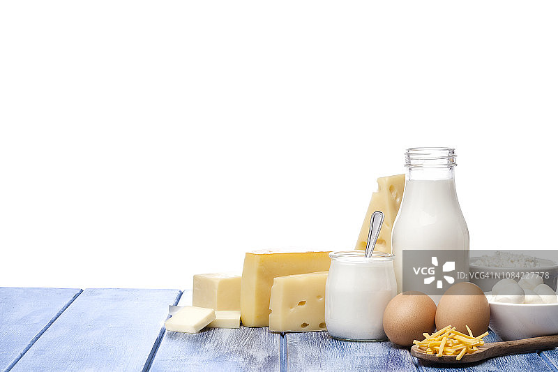 蓝色条纹桌上的各种乳制品图片素材