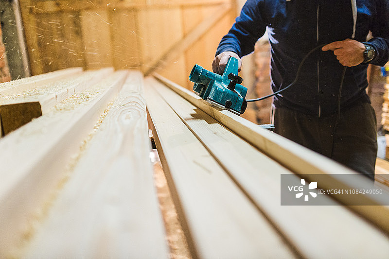 木匠刨木板图片素材