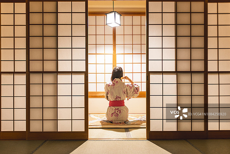 女人在传统日式旅馆里梳头图片素材