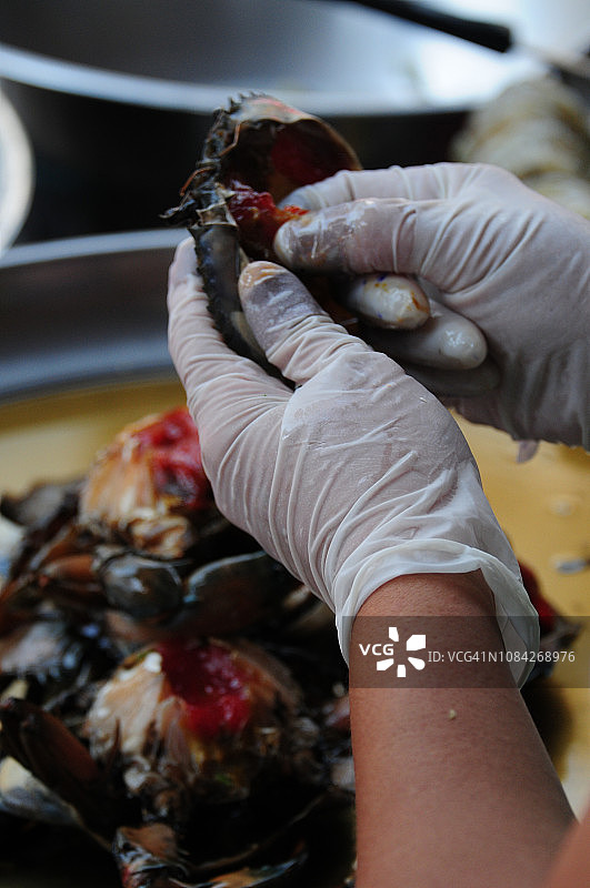 曼谷市场清洗腌制螃蟹图片素材