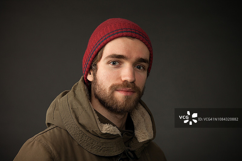 25岁男人的影棚肖像图片素材