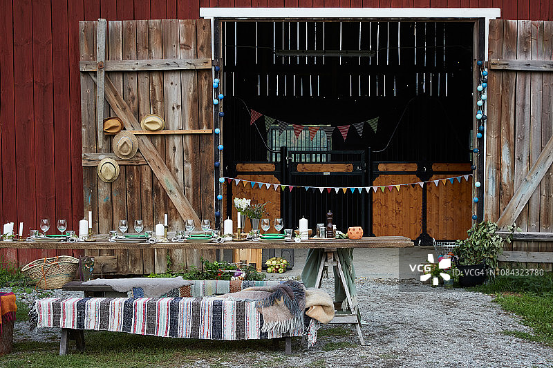 谷仓派对餐桌上的餐位布置图片素材