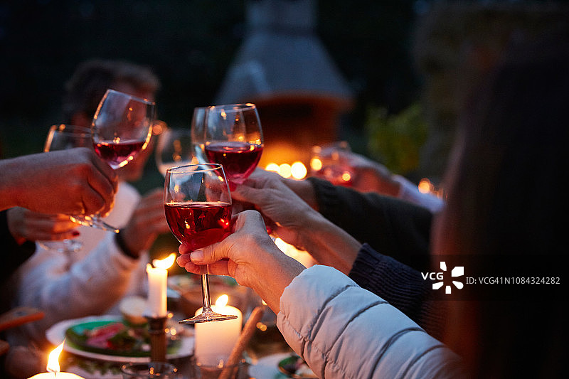 朋友们在农场晚宴上举杯庆祝图片素材
