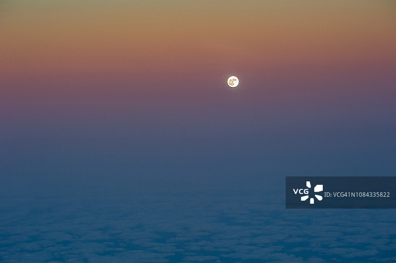 云层之上的满月图片素材