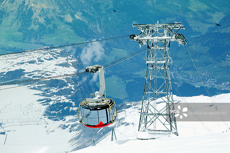 雪覆盖的铁力士山图片素材