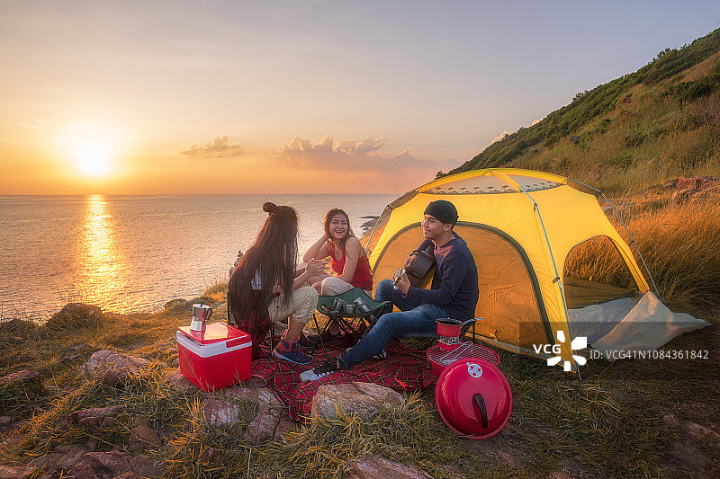 一群年轻亚洲露营者户外露营图片素材