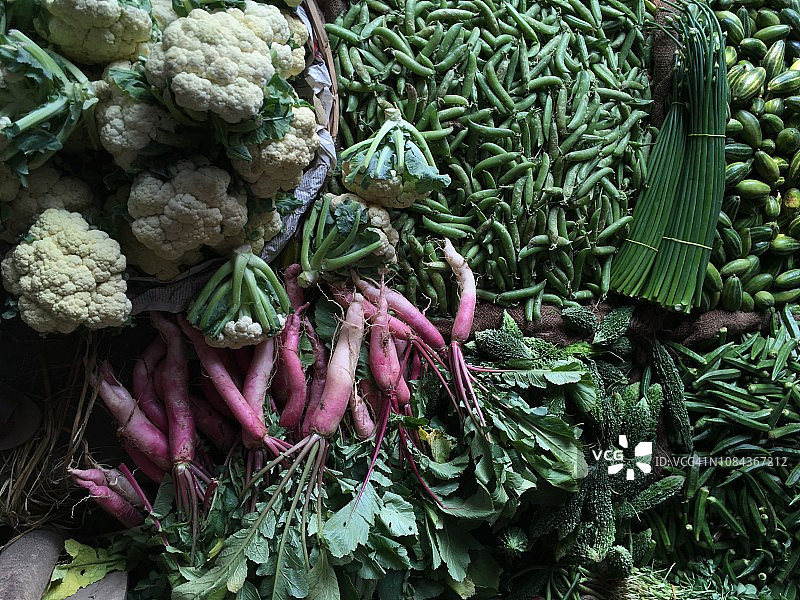 商店里堆放待售的蔬菜图片素材