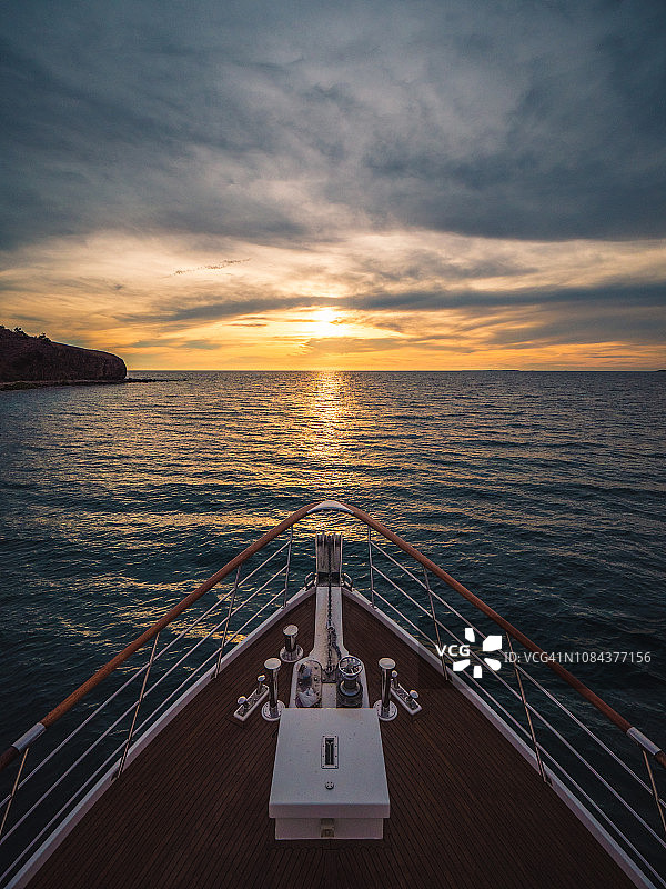 黄昏时分的船头图片素材