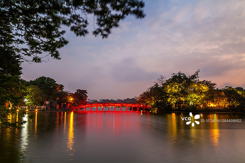越南河内还剑湖和栖旭桥夜景图片素材