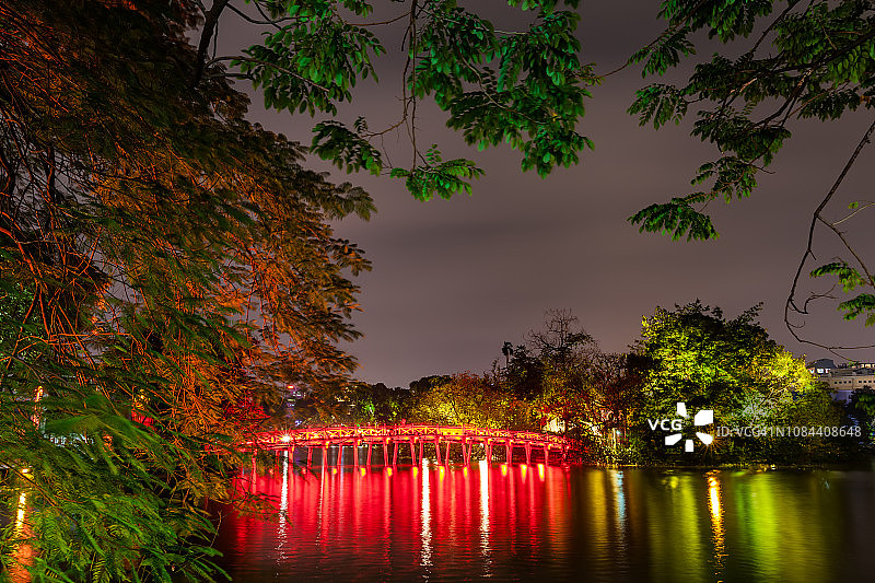 越南河内还剑湖和栖旭桥夜景图片素材