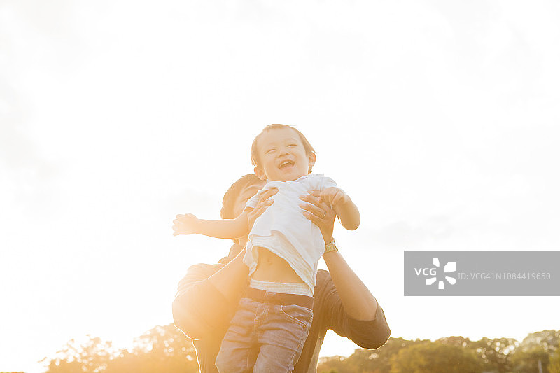 父亲举起儿子图片素材