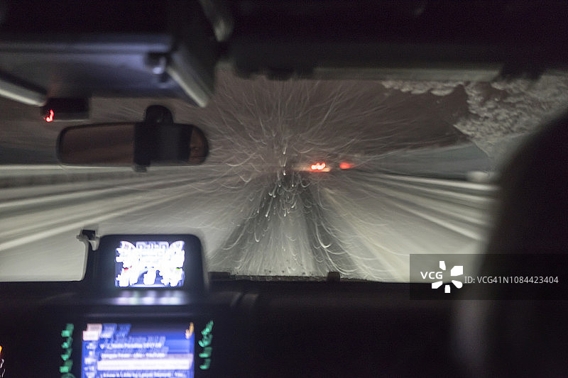 暴风雪夜间驾驶在高速公路上图片素材