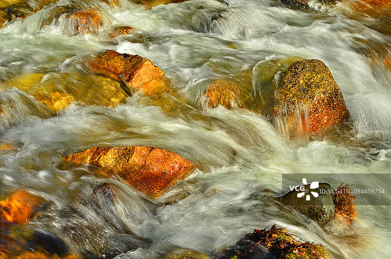 马德里，La Pedriza的曼萨纳雷斯河水域图片素材