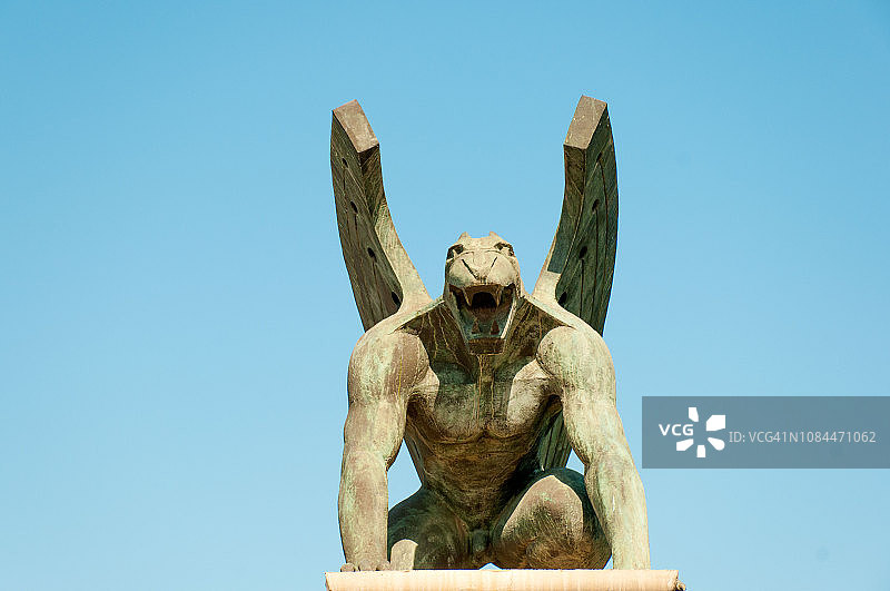 守卫雷尼奥大桥的滴水嘴兽图片素材