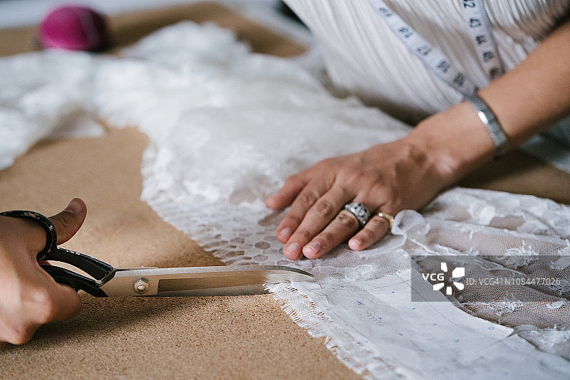 时装设计师创作礼服图片素材