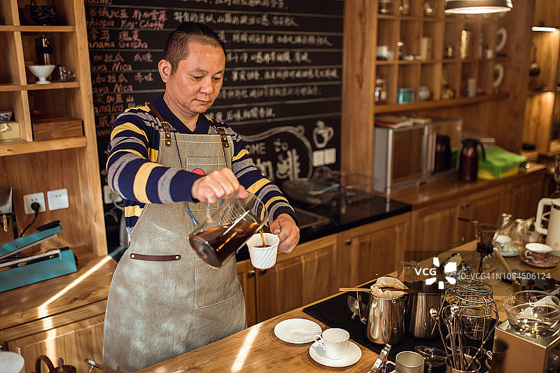 男人在他的咖啡店里图片素材
