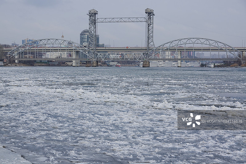 冬季顿河畔罗斯托夫可移动铁路桥图片素材