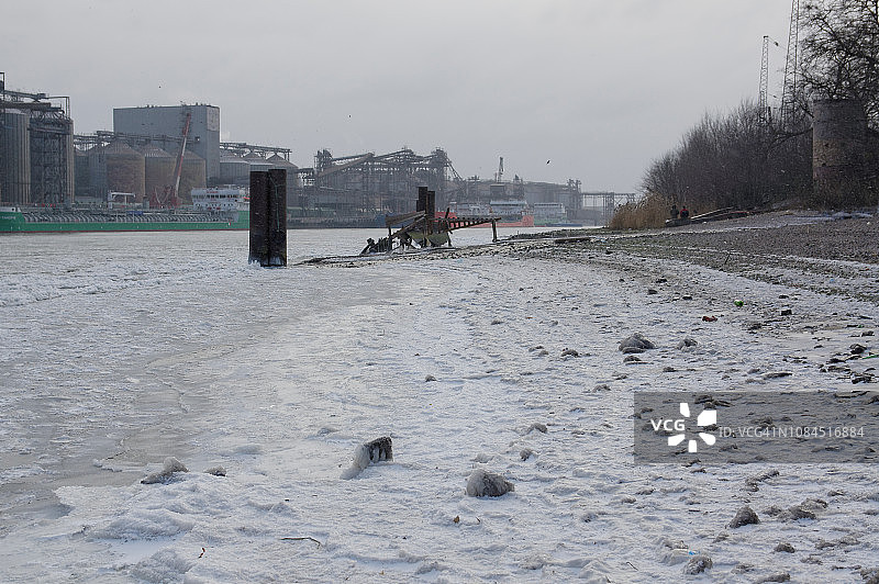 寒冷的俄罗斯冬日：顿河冰面破裂图片素材