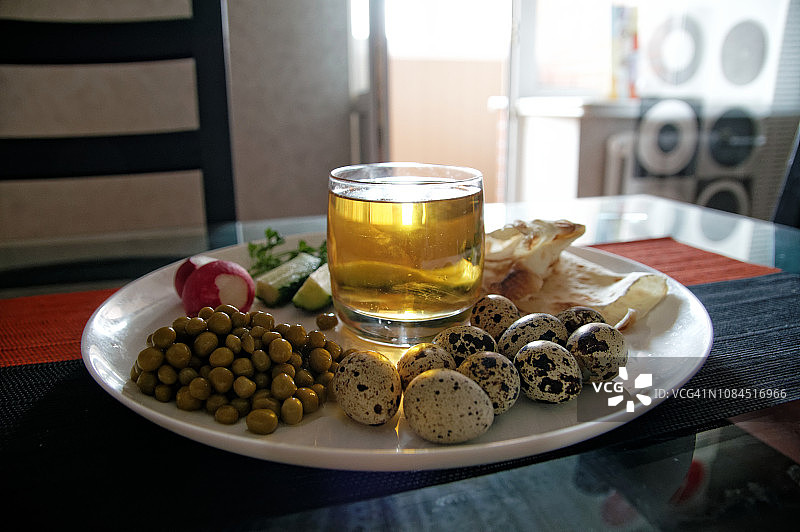 豌豆鹌鹑蛋黄瓜皮塔饼苹果汁早餐图片素材