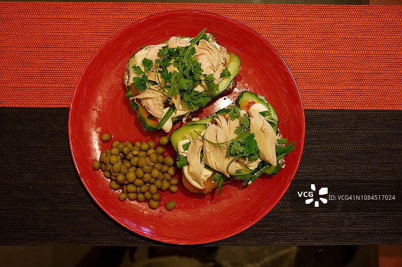 红盘子里的健康有机鸡肉三明治图片素材