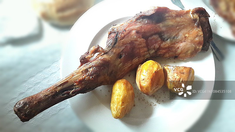烤羊腿配土豆图片素材