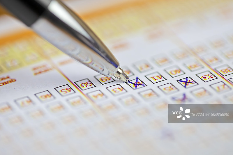 彩票上的钢笔标记，已填写的彩票图片素材