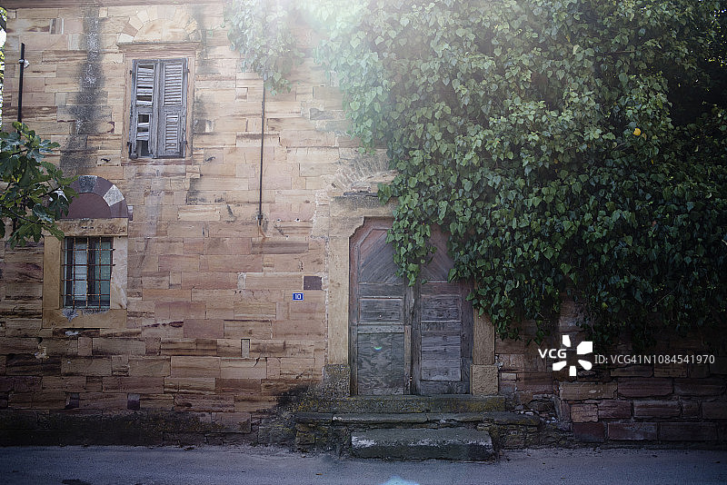 老旧废弃豪宅的正面图片素材