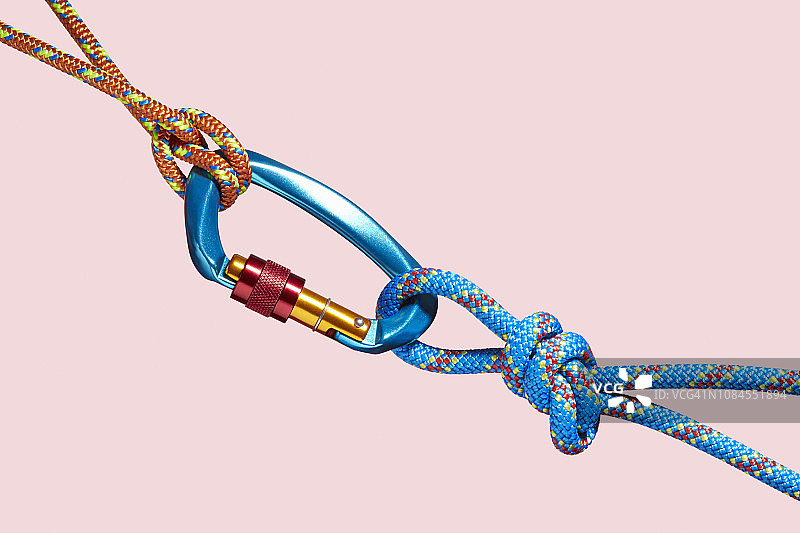 系在登山扣上的两根彩色绳索图片素材