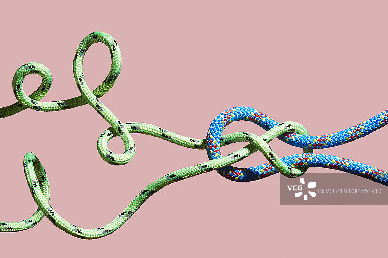 两根缠绕在一起的彩色绳索图片素材