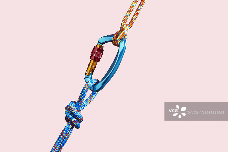系在登山扣上的两根彩色绳索图片素材