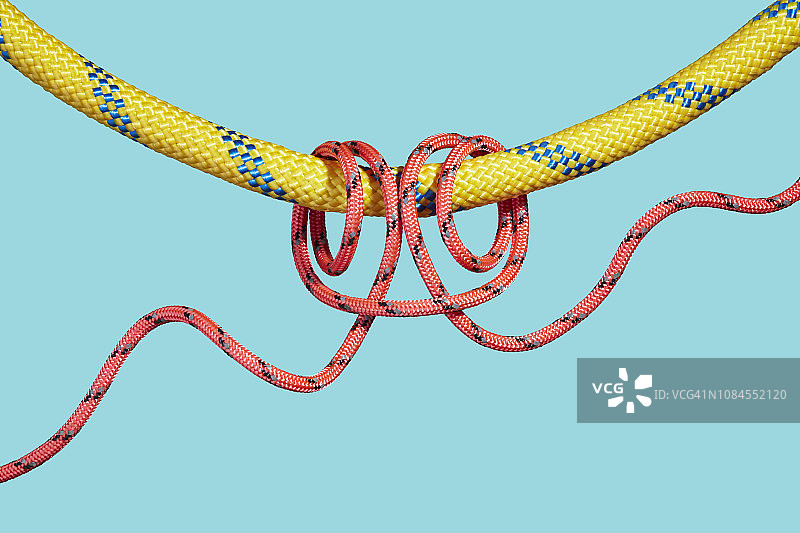 两根缠绕在一起的彩色绳索图片素材