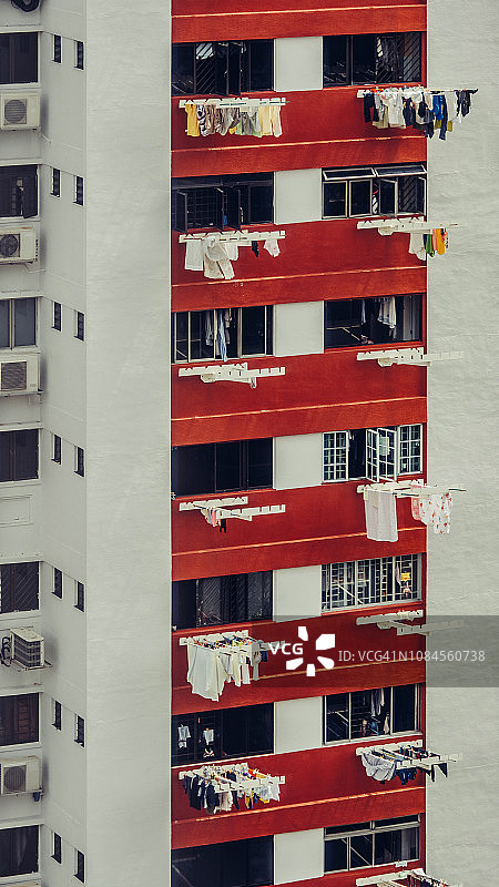 高层公寓楼的细节：新加坡的密集城市生活图片素材